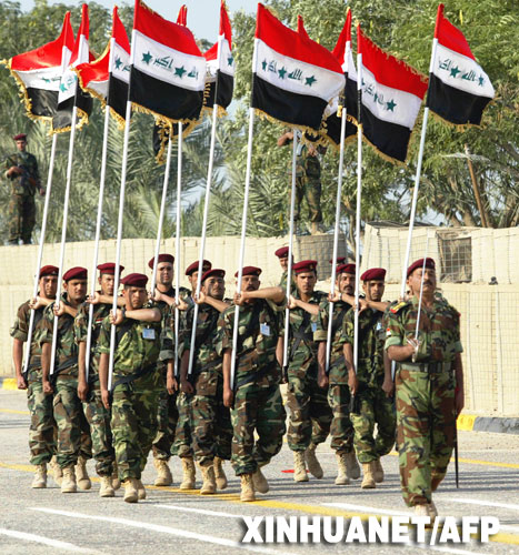 12月16日，伊拉克士兵在巴士拉省举行的防务移交仪式上接受检阅。
