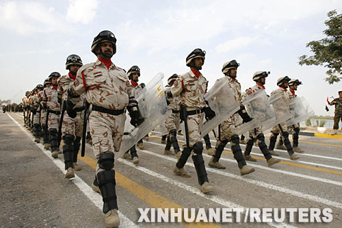 12月16日，伊拉克警察在巴士拉省舉行的防務移交儀式上接受檢閱。