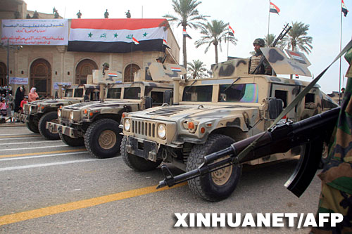 12月16日，伊拉克安全部隊在巴士拉省舉行的防務移交儀式上接受檢閱。
