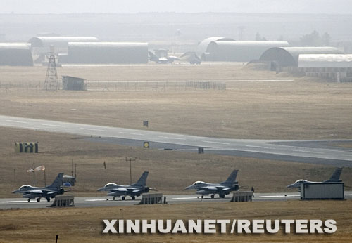 这是2007年11月7日在土耳其迪亚巴克尔一空军基地拍摄的准备起飞的土耳其F16战斗机。