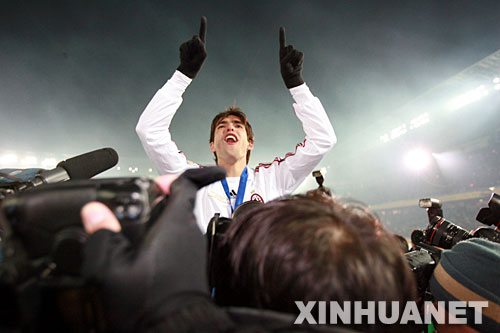12月16日，AC米蘭隊球員卡卡在慶祝勝利。當日，在日本橫濱進行的2007年國際足聯俱樂部世界盃賽決賽中，義大利AC米蘭隊以4比2戰勝阿根廷博卡青年隊，奪得冠軍。