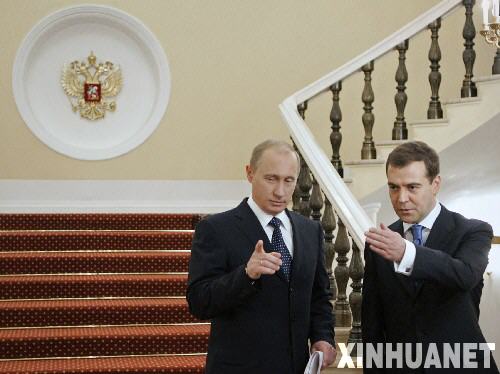 据俄媒体报道，统一俄罗斯党、公正俄罗斯党、俄罗斯农业党和公民力量党４党联合提名第一副总理梅德韦杰夫为下届总统候选人。普京12月10日在会见４党领导人时对这一建议表示“完全赞同”。这是2006年6月8日在俄罗斯首都莫斯科拍摄的普京（左）与梅德韦杰夫的资料照片。 新华社发