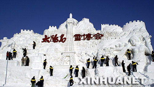 将于20日开幕的黑龙江省哈尔滨市第二十届太阳岛国际雪雕艺术博览会目前进入倒计时阶段，工人们加快了各雪雕作品的制作进度。据了解，本届雪博会总面积45万平方米，总用雪量约12万立方米、用冰量1万立方米。 新华社记者 王建威 摄