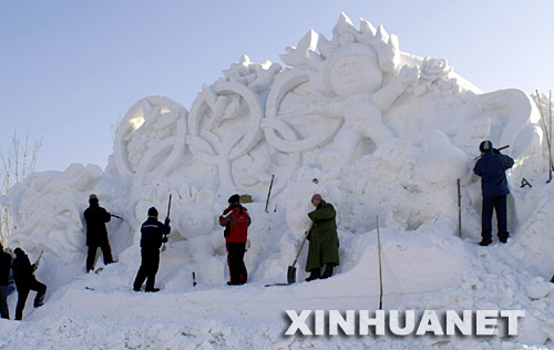 12月18日，工人们正在雕刻奥运福娃雪雕。新华社记者 王建威 摄
