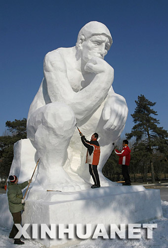 12月18日，工作人员在对《思想者》雪雕进行最后的修整。 哈尔滨雪雕艺人把法国著名雕塑家罗丹的作品《思想者》用雪雕的形式展现出来，高达8米的雪雕成为今年太阳岛雪博会上的一处景观。 新华社记者 高增双 摄
