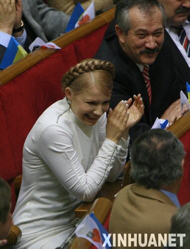  12月18日，乌克兰季莫申科联盟领导人季莫申科在议会表决通过她出任政府总理后高兴地鼓掌。当天，乌克兰议会在基辅以举手表决方式批准季莫申科联盟领导人季莫申科出任政府总理。这是乌克兰自1991年独立以来首次以这种方式对任命总理进行表决。