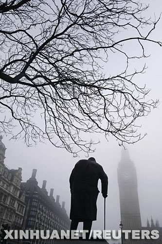 这是12月23日在英国伦敦议会前拍摄的英国前首相丘吉尔的雕像。新华社/路透