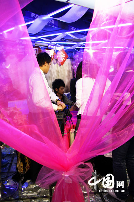 签售台布置温馨浪漫，胜似婚礼