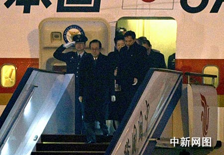 日本首相福田康夫走下飞机。
