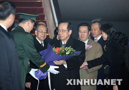 12月27日，日本首相福田康夫乘专机抵达北京，开始对中国进行正式访问。 新华社记者饶爱民摄