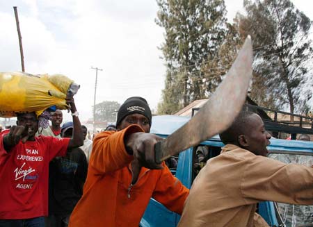 12月30日，一名肯亞人在內羅畢街頭揮舞砍刀。