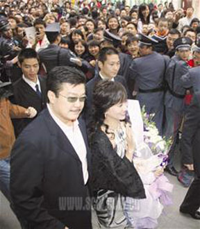 赵雅芝丈夫当选大连政协委员 称感到光荣(图)