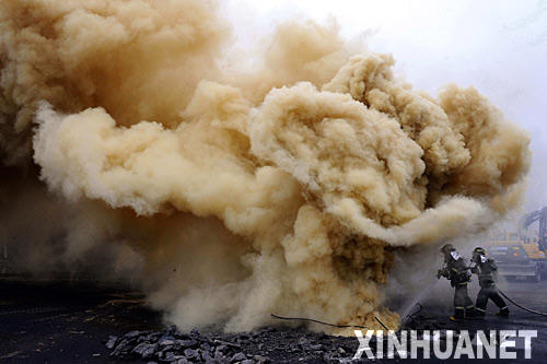 1月7日，消防员在韩国京畿道利川市的爆炸现场灭火。