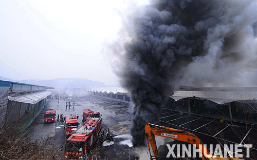 1月7日，消防車到達韓國京畿道利川市的爆炸現(xiàn)場滅火。