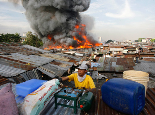 马来西亚一处贫民窟大火