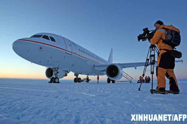 首架商用航班到达南极洲 降落蓝色冰制跑道[组图]