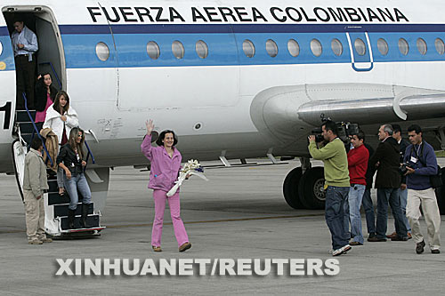 1月13日，获释的哥伦比亚女政治家罗哈斯（手捧鲜花者）到达波哥大机场后向前来迎接的人们挥手致意。“哥伦比亚革命武装力量”于10日释放了被扣押多年的女政治家罗哈斯和前国会女议员冈萨雷斯