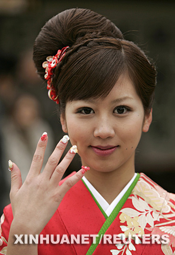 1月14日，在日本首都东京明治神宫举行的“成人节”庆祝活动上，一名女子展示自己精心装饰的指甲。