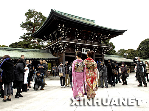 1月14日，两名女孩身着传统和服参加在日本首都东京明治神宫举行的“成人节”庆祝活动。