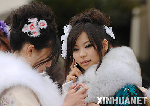 1月14日，两个女孩身着和服在日本千叶县东京迪斯尼乐园参加2008年“成人节”庆祝活动。