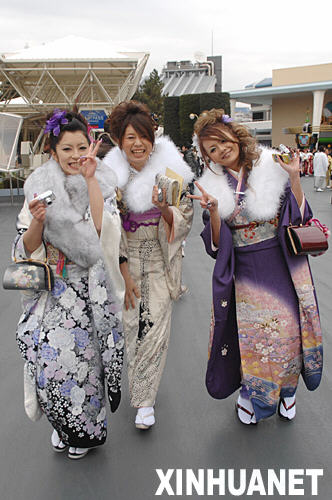 1月14日，三个女孩身着和服在日本千叶县东京迪斯尼乐园参加2008年“成人节”庆祝活动。