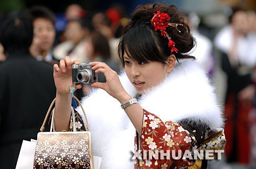 1月14日，一个身着和服的女孩在日本千叶县东京迪斯尼乐园参加2008年“成人节”庆祝活动。