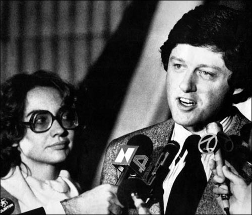 希拉里跟随丈夫参加州长竞选活动。1979年年仅32岁的克林顿成为阿肯色州州长，克林顿当时是美国最年轻的州长。(国际在线独家资讯 付华一)
