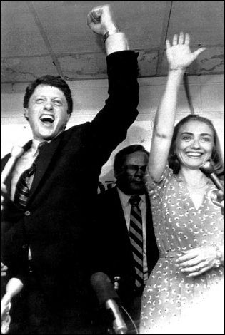 1982年，阿肯色州前州长比尔·克林顿和妻子希拉里在小石城一起庆祝他再次当选该州州长。(国际在线独家资讯 付华一)