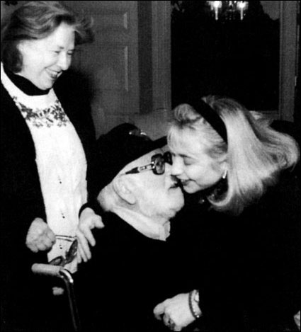 希拉裏·羅德姆·克林頓擁抱她的父親埃爾斯沃思·羅德姆。埃爾斯沃思是一名成功的紡織業管理者，他一直到1993年去世時都是共和黨人。(國際線上獨家資訊 付華一)