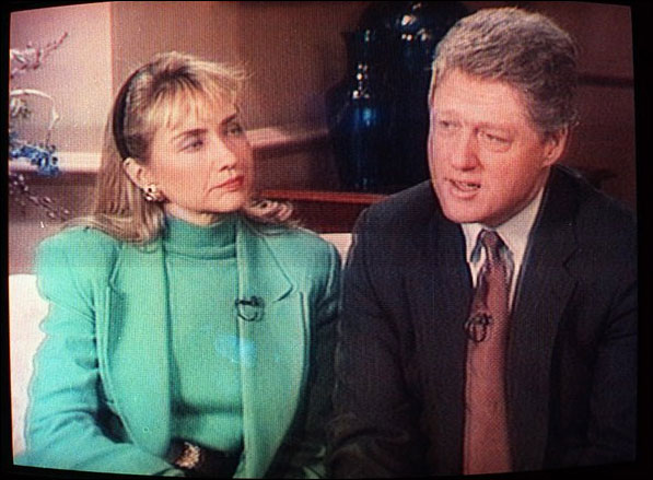 1992年阿肯色州州长比尔·克林顿参加“60分钟”电视节目时，希拉里在一旁关注着他。(国际在线独家资讯 付华一)
