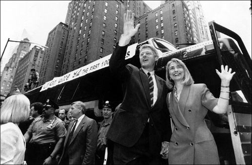 在乘坐巴士去纽约前，比尔和希拉里向人群挥手。1971年比尔和希拉里在耶路大学法学院相识。(国际在线独家资讯 付华一)
