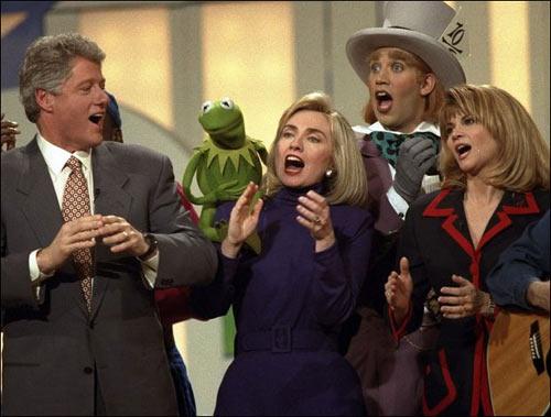 1993年華盛頓肯尼迪中心，在競選美國總統時比爾·克林頓和妻子希拉裏與卡通人物青蛙克米特一起唱歌。(國際線上獨家資訊 付華一)