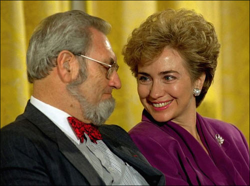 1993年在白宫举行的有关医疗改革会议上，希拉里在向前外科主治医生埃弗雷特·库普微笑。(国际在线独家资讯 付华一)