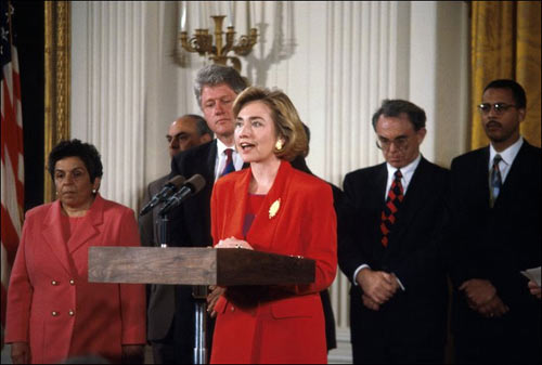 比尔·克林顿当选美国总统后，任命希拉里领导医疗改革特别委员会。(国际在线独家资讯 付华一)