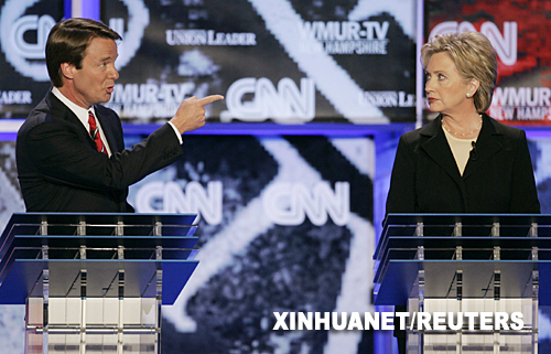 6月3日，美国北卡罗来纳州前联邦参议员约翰·爱德华兹（左）和纽约州民主党参议员希拉里·克林顿在新罕布什尔州的曼彻斯特参加民主党总统竞选人集体辩论。当日，准备在2008年竞选美国总统的民主党总统竞选人在此进行了一场集体辩论。 