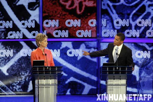 资料图片：7月23日，在美国加利福尼亚州的查尔斯顿，纽约州联邦参议员希拉里·克林顿（左）与伊利诺伊州联邦参议员贝拉克·奥巴马参加竞选民主党总统候选人的电视辩论。新华社/法新 