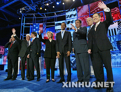 6月3日，美国民主党总统竞选人在新罕布什尔州的曼彻斯特进行集体辩论。台上从左至右分别是：阿拉斯加州前联邦参议员迈克·格拉韦尔、康涅狄格州联邦参议员克里斯托弗·多德、北卡罗来纳州前联邦参议员约翰·爱德华兹、纽约州民主党参议员希拉里·克林顿、伊利诺伊州民主党参议员贝拉克·奥巴马、新墨西哥州州长比尔·理查森、特拉华州联邦参议员小约瑟夫·拜登和俄亥俄州联邦众议员丹尼斯·库西尼奇。