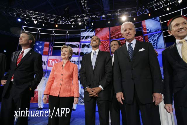 7月23日，在美国加利福尼亚州的查尔斯顿，纽约州联邦参议员希拉里·克林顿（左二）、伊利诺伊州联邦参议员贝拉克·奥巴马（左三）和其他民主党总统竞选人在参加电视辩论前亮相。美国媒体23日公布一项民意调查显示，希拉里·克林顿在民主党内的支持率继续领先于包括奥巴马在内的其他民主党总统竞选人。 新华社/法新 