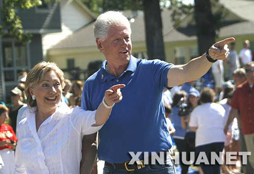 7月4日，在美国艾奥瓦州的克利尔莱克，美国民主党参议员希拉里·克林顿和丈夫、美国前
