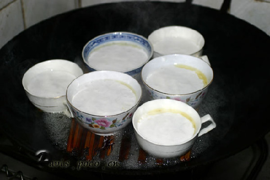 传统美味：实拍新年妈妈做糯米松糕全过程