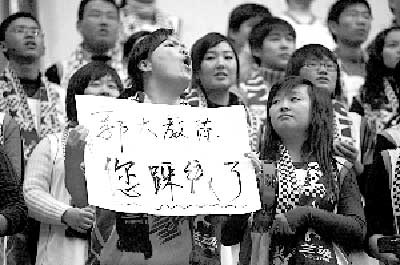 宁波球迷比赛中始终高举针对郭士强的标语，赛后更是唾沫伺候。