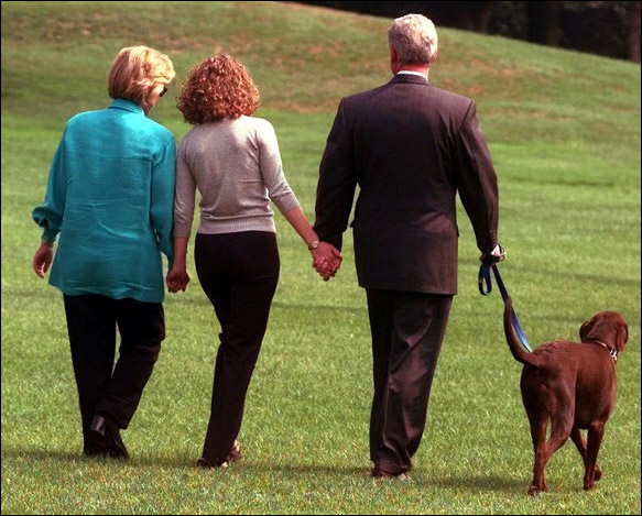 　1998年，克林顿一家在爱犬巴迪的陪伴下去马萨诸塞州玛撒葡萄园