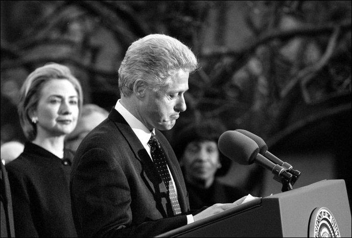 1998年，克林顿演讲时第一夫人希拉里注视着他，当天美国众议院投票弹劾克林顿。
