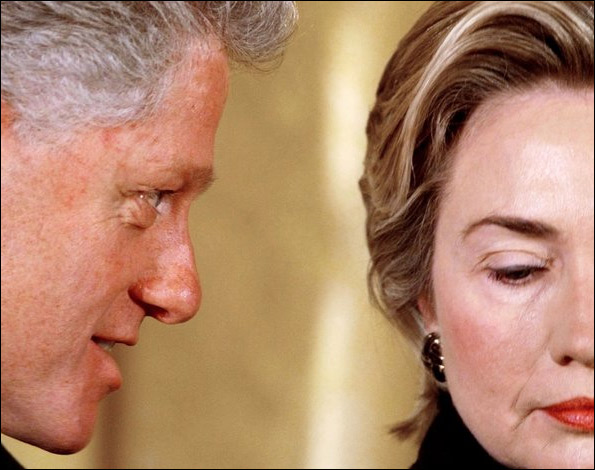 1999年克林顿总统和第一夫人希拉里耳语。在2003年出版的《亲历历史》一书中，希拉里写道，当他的丈夫告诉她自己和莱温斯基的事情后，希拉里感到不能呼吸。