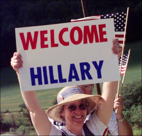 1999年在希拉里组建试图竞选参议员的委员会后，她的支持者在纽约奥尼昂塔向第一夫人的车队致意。