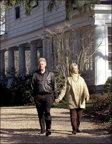 2000年纽约查巴克区，克林顿和希拉里在他们花170万美元买的房子前散步。