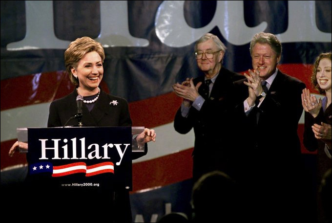2000年2月6日纽约，当希拉里正式宣布竞选参议员后，参议员莫伊尼汉、比尔·克林顿以及切尔西在向她鼓掌。(