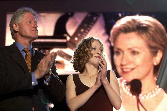 2000年加利福尼亚洛杉矶，希拉里发言赞扬克林顿时，克林顿和女儿切尔西向她鼓掌。