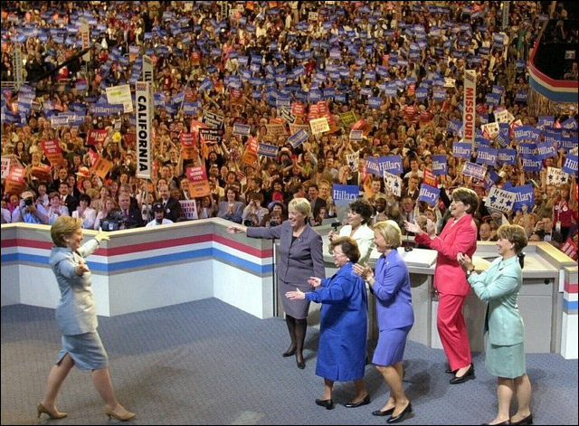 在2000年民主黨全國大會上，第一夫人希拉裏(左)向6名民主黨參議員致意。