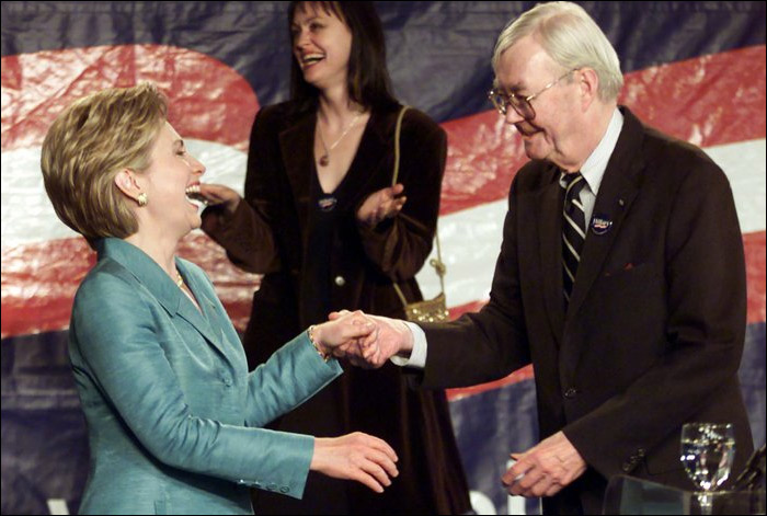 2000年纽约，参议员莫伊尼汉和第一夫人希拉里在一起
